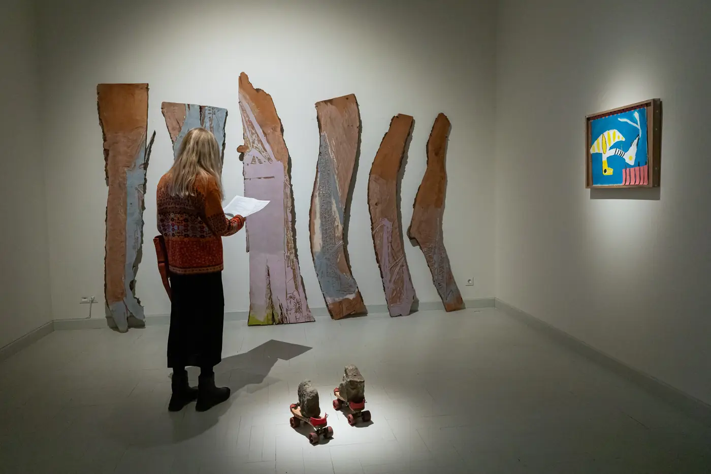 Gallery room with works by Lena Göbel and a small painting by Ernst Koslitsch