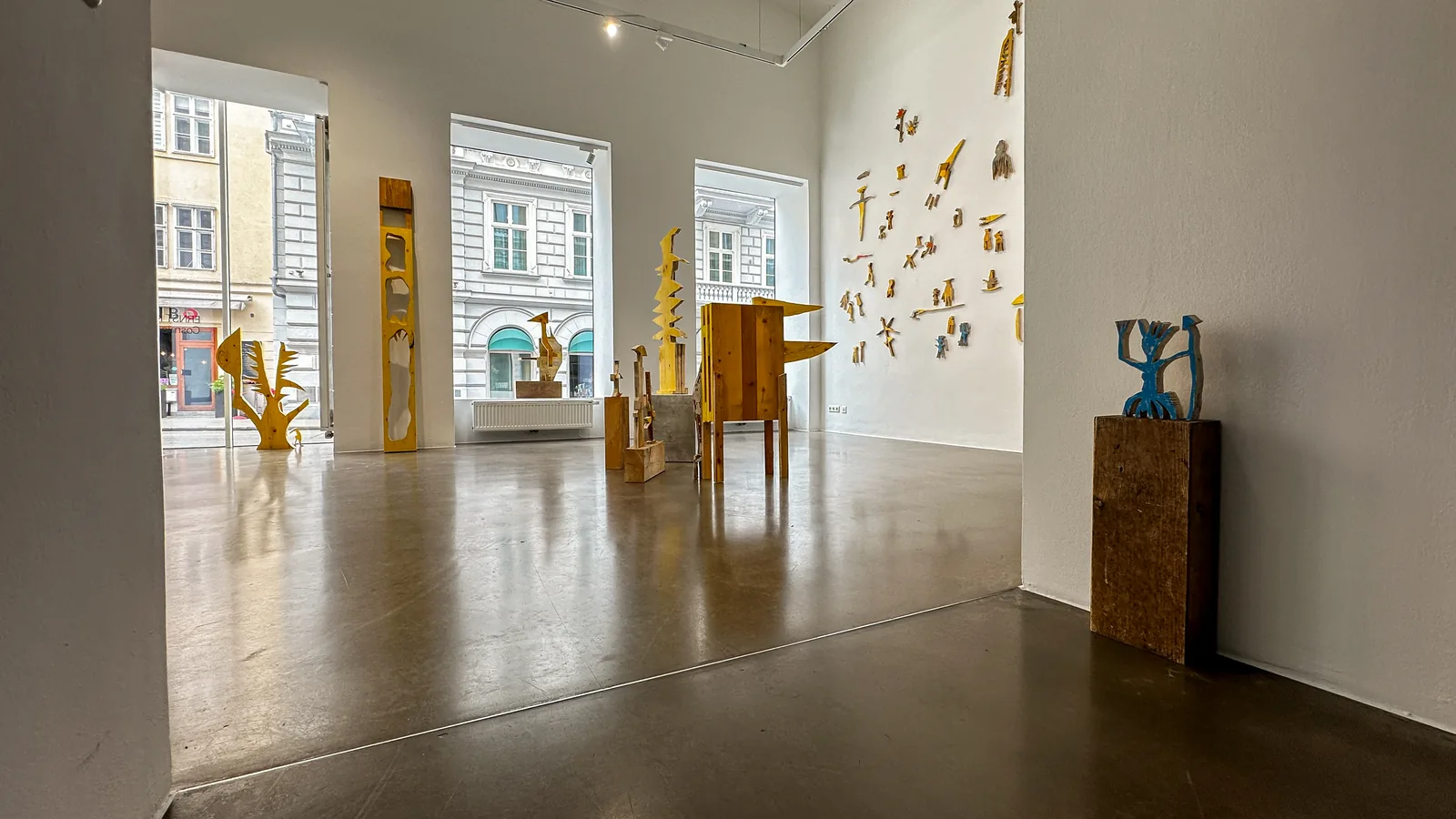 Installation view, Cosmic Trigger – Respawn, Bildraum 07, wall swarm and standing wood sculptures