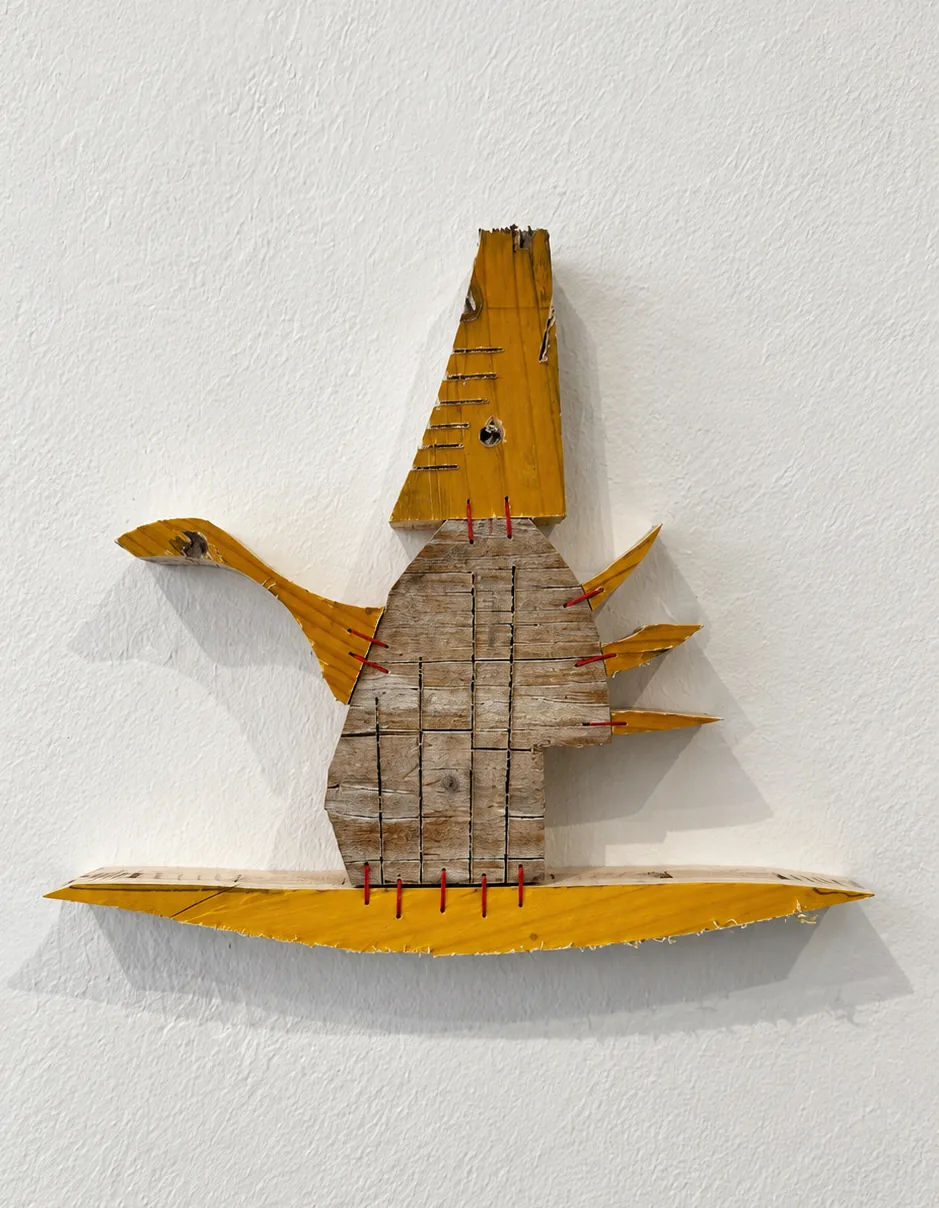 Painted wood wall sculpture, detail, Ernst Koslitsch, Cosmic Trigger – Respawn, Bildraum