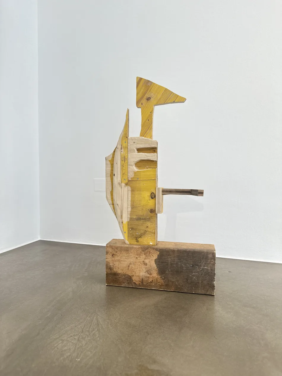 Freestanding formwork-timber sculpture on a wood plinth, Cosmic Trigger – Respawn, Bildraum 07, Ernst Koslitsch
