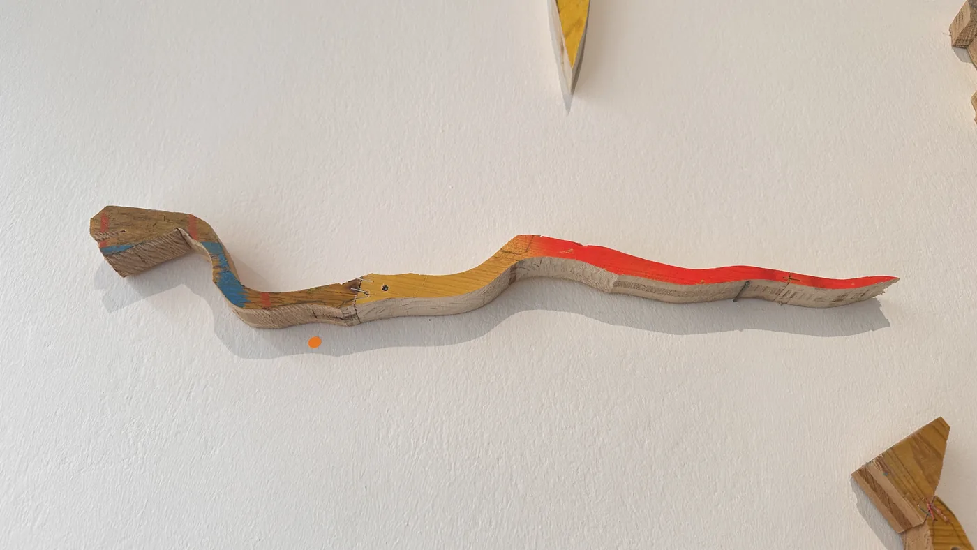 Detail of a long S-curved painted formwork-timber sculptural element, Ernst Koslitsch, Cosmic Trigger – Respawn