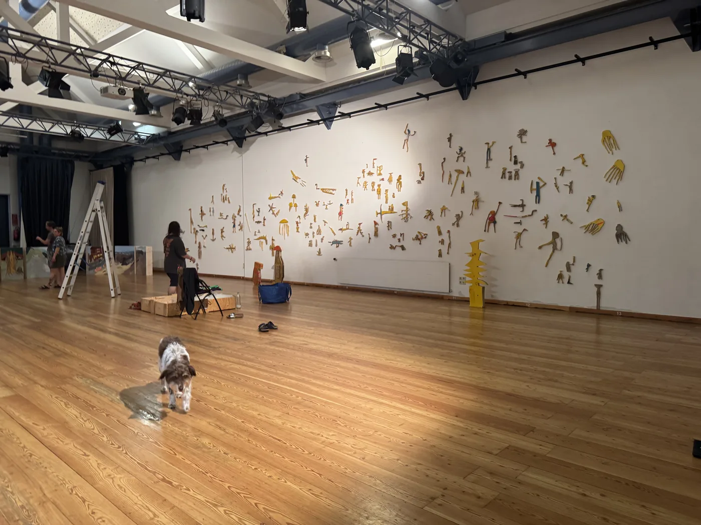 Wide gallery view of the wall installation The First 5000 Years, Version 4 by Ernst Koslitsch, TRANSFER, Kulturforum Laßnitzhaus, Deutschlandsberg