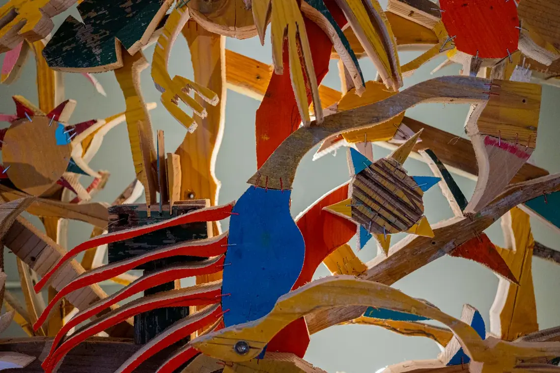 Detail view, Großer gelber Vogelbaum, painted wood bird silhouettes