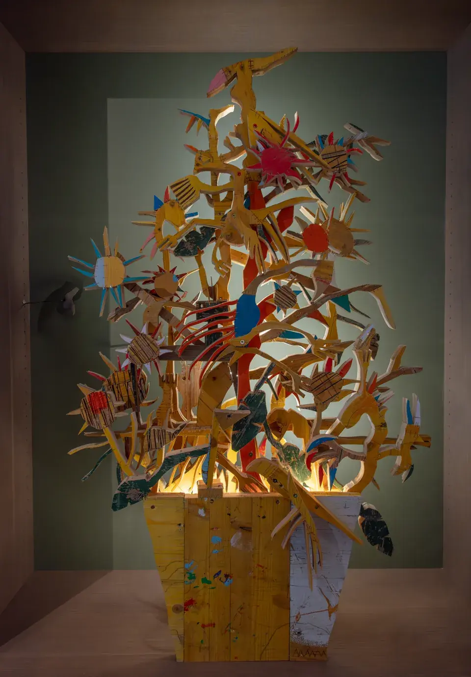 Großer gelber Vogelbaum, full view, wood sculpture with LED lighting, Hotel Galántha