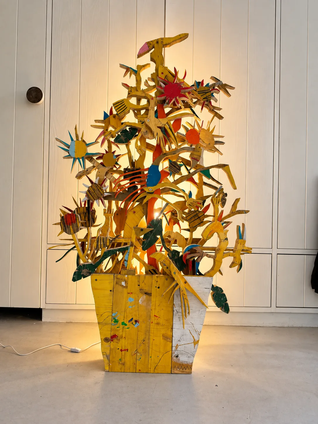 Großer gelber Vogelbaum illuminated from within during a studio lighting test, Ernst Koslitsch