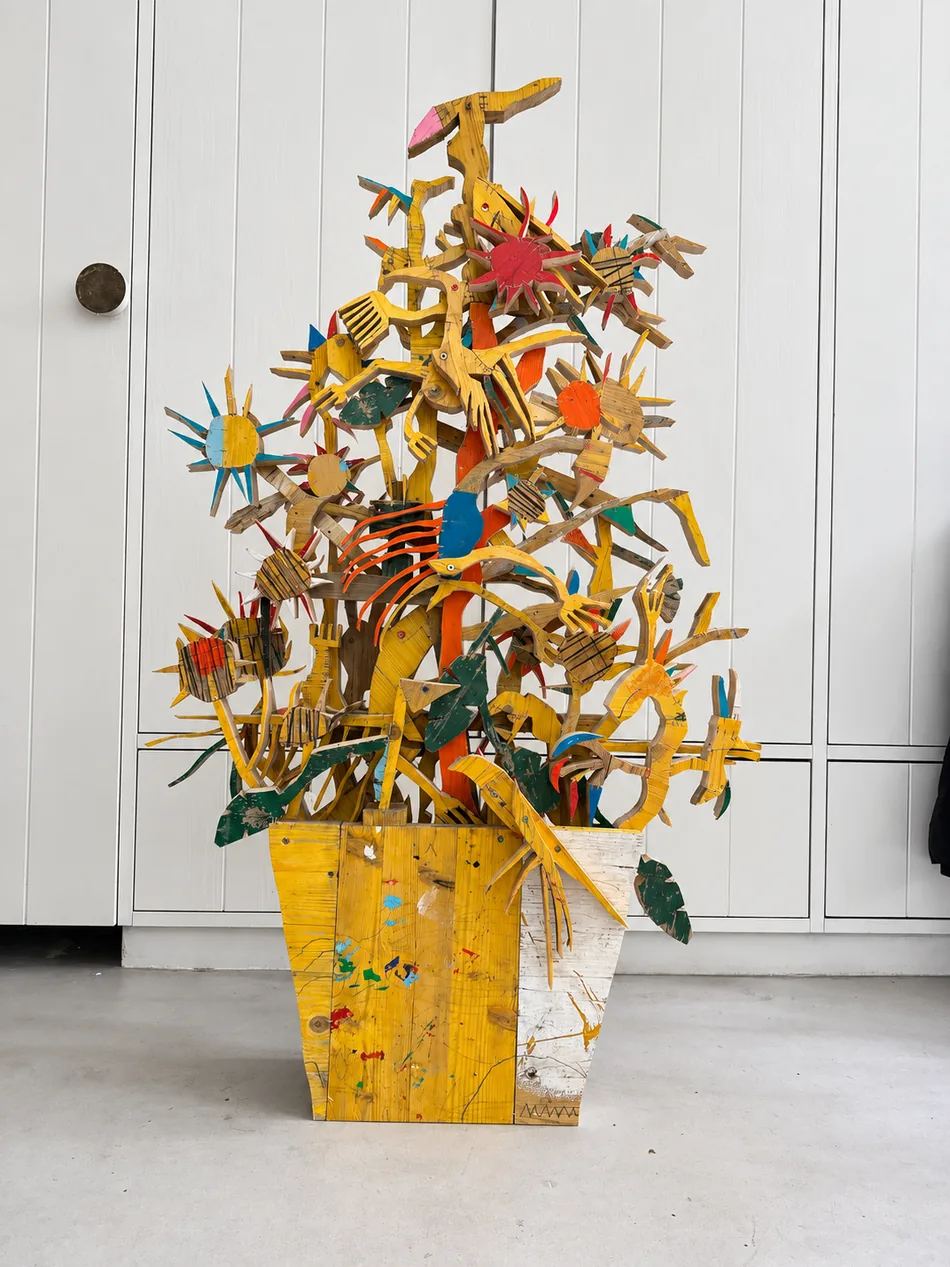Großer gelber Vogelbaum in the studio, unlit, Ernst Koslitsch